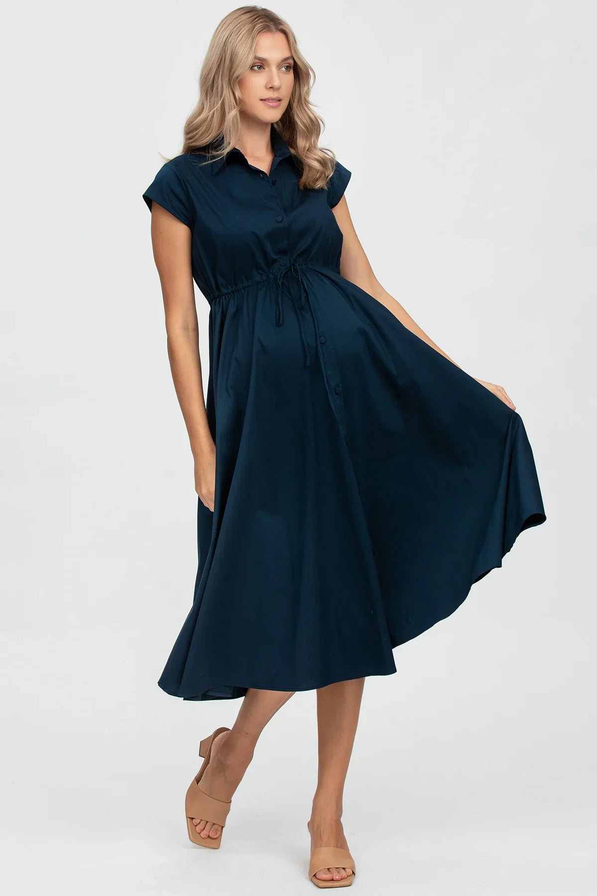 Vestito premaman blu elegante con taglio svasato e cintura in vita, indossato da modella.