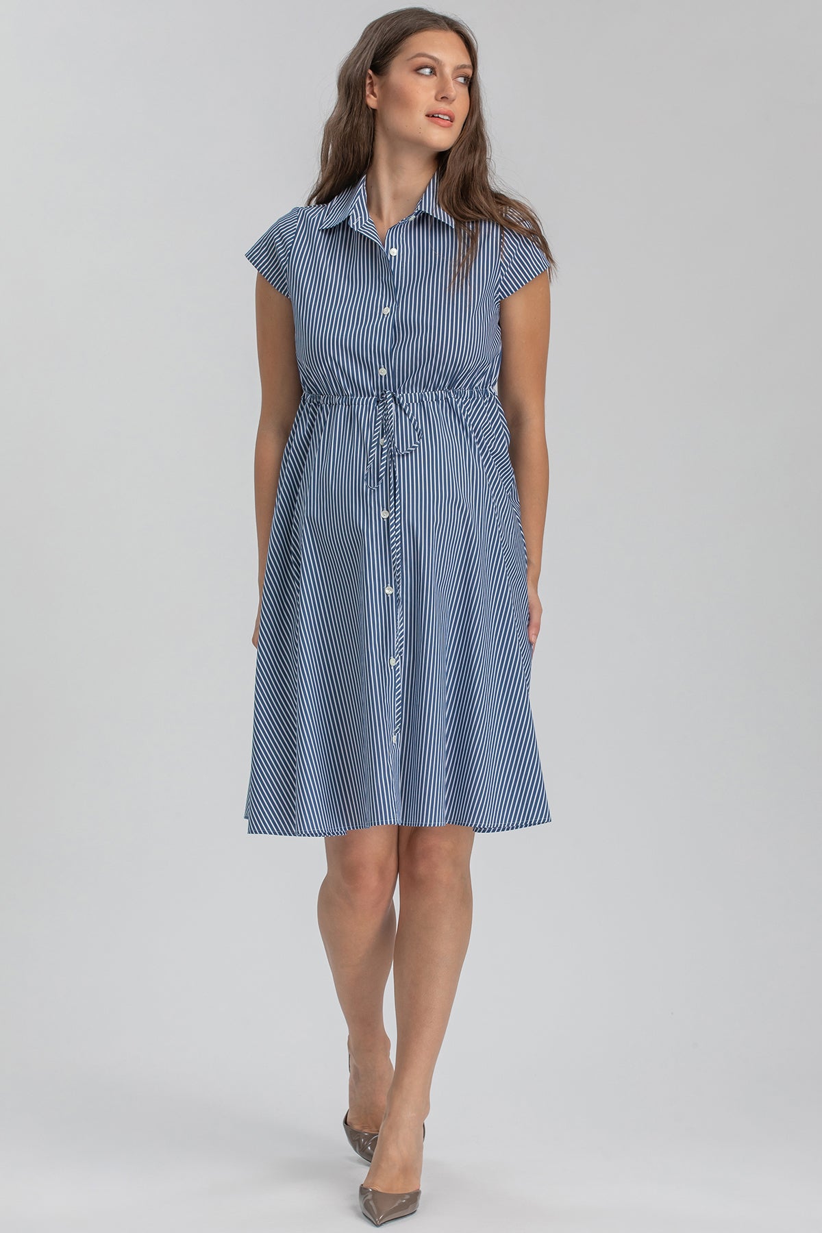 Vestito premaman a righe blu e bianche, corto con maniche corte e cintura in vita.