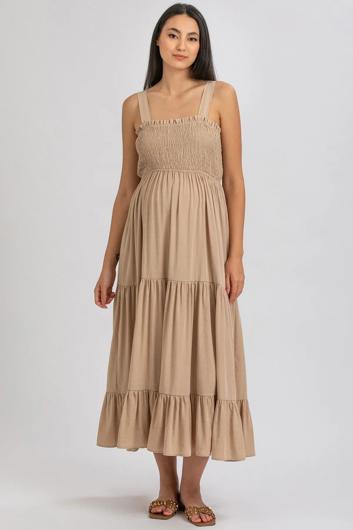 Abito premaman beige lungo con bretelle larghe, stile comodo e moderno, moda gravidanza eleganza