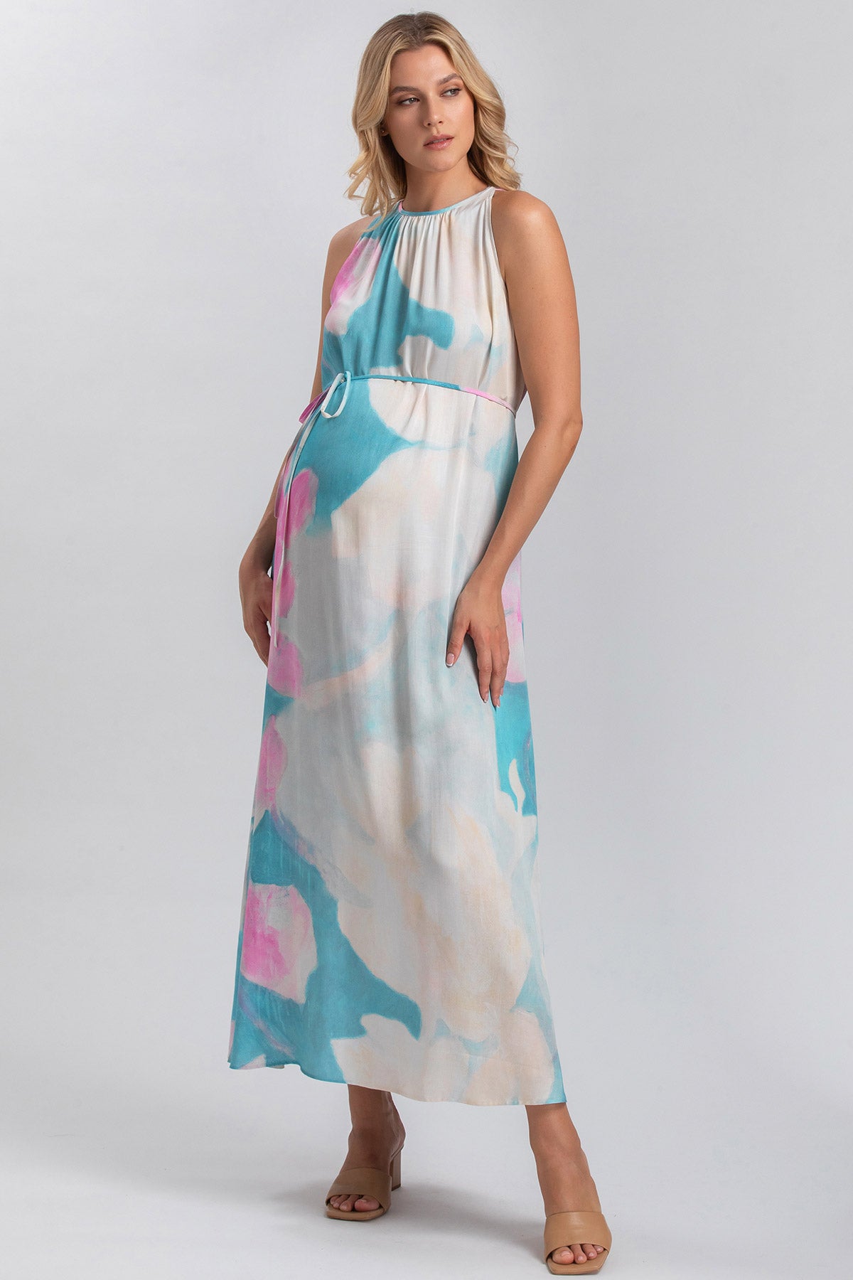 Abito premaman lungo senza maniche con stampa floreale azzurra e rosa, vestibilità comoda.