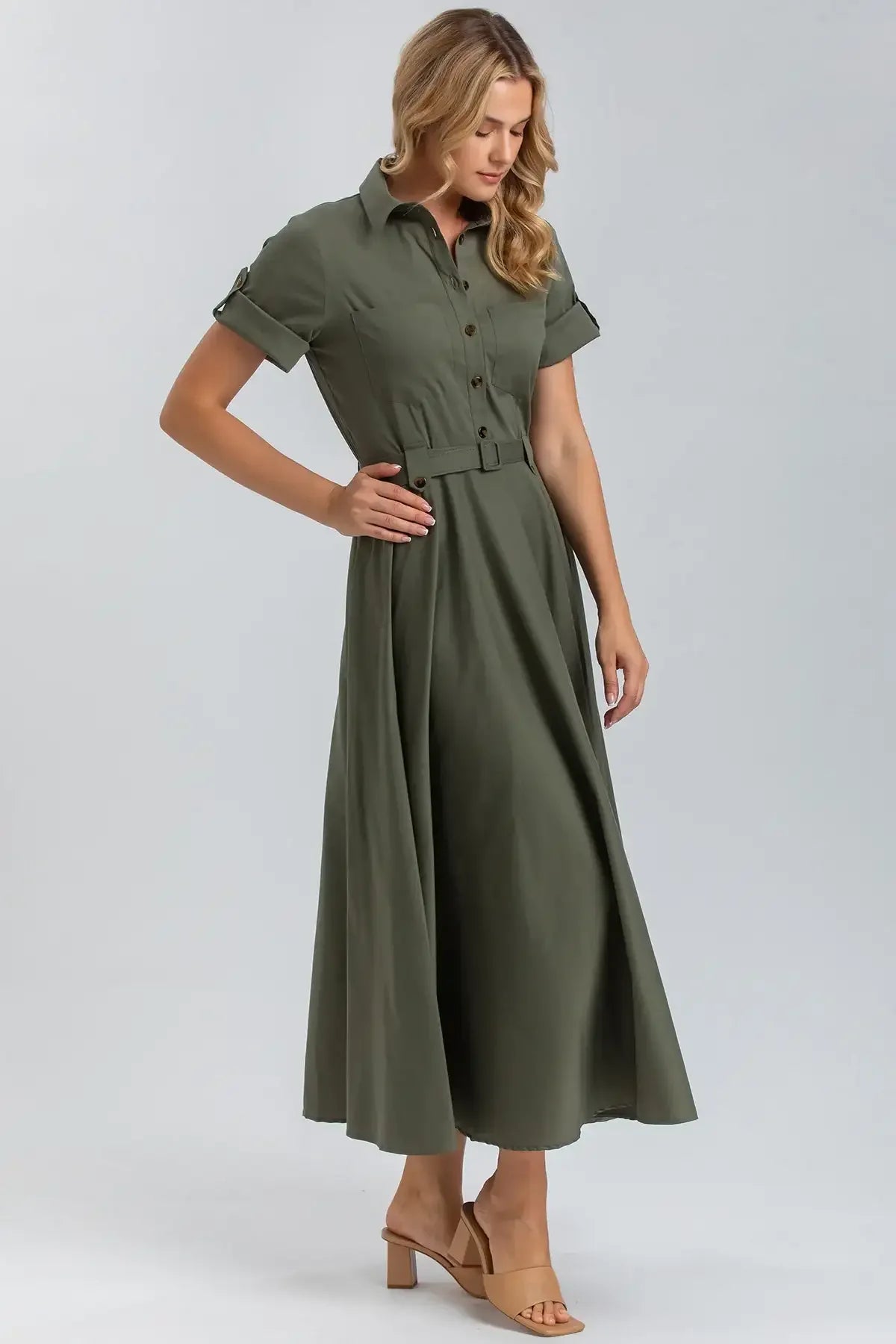 Abito premaman lungo verde oliva con cintura, maniche corte e colletto, donna in posa.