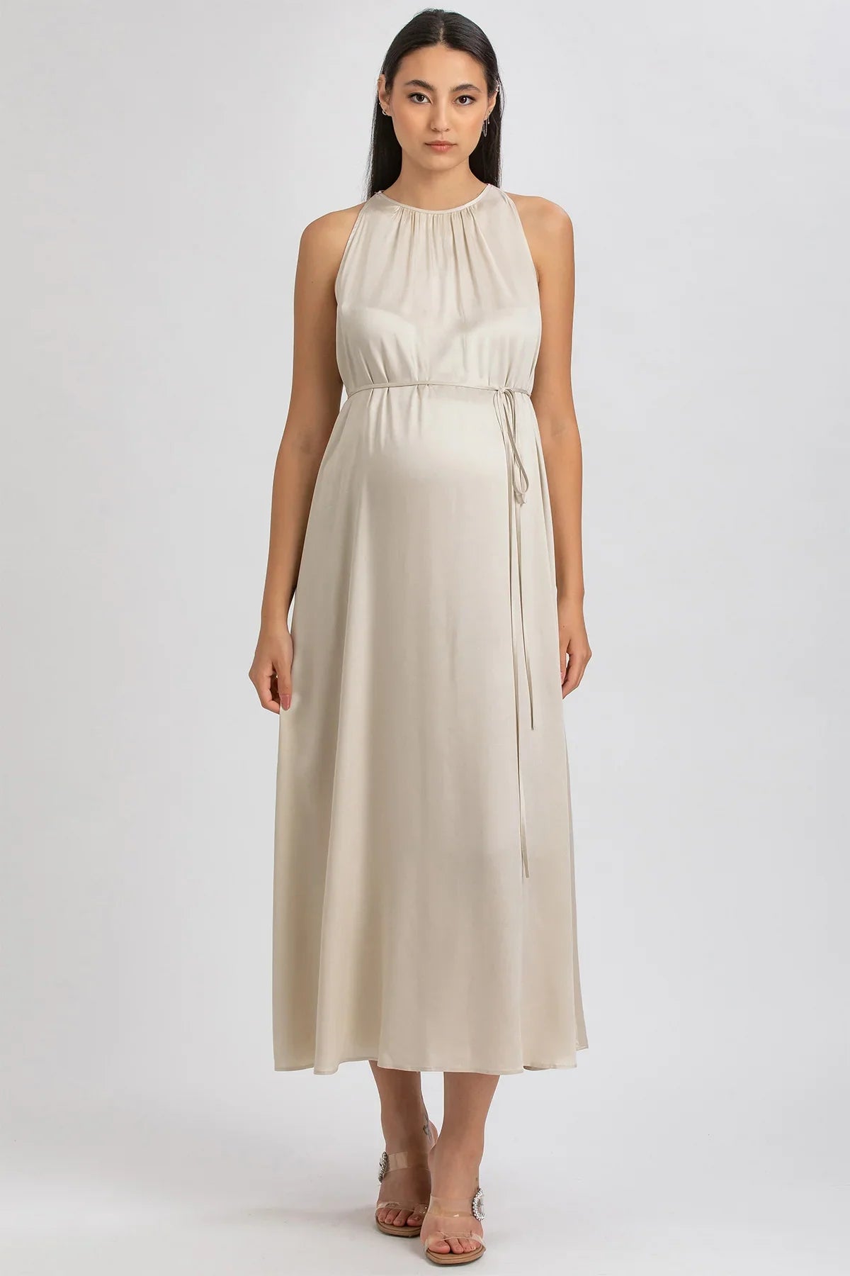 Abito premaman elegante lungo color crema senza maniche con cintura sottile in vita