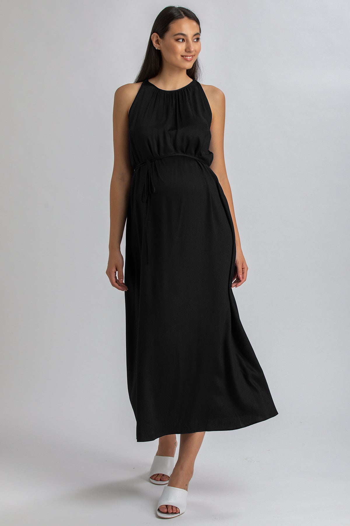 Abito premaman elegante nero lungo senza maniche con cintura, indossato da donna incinta