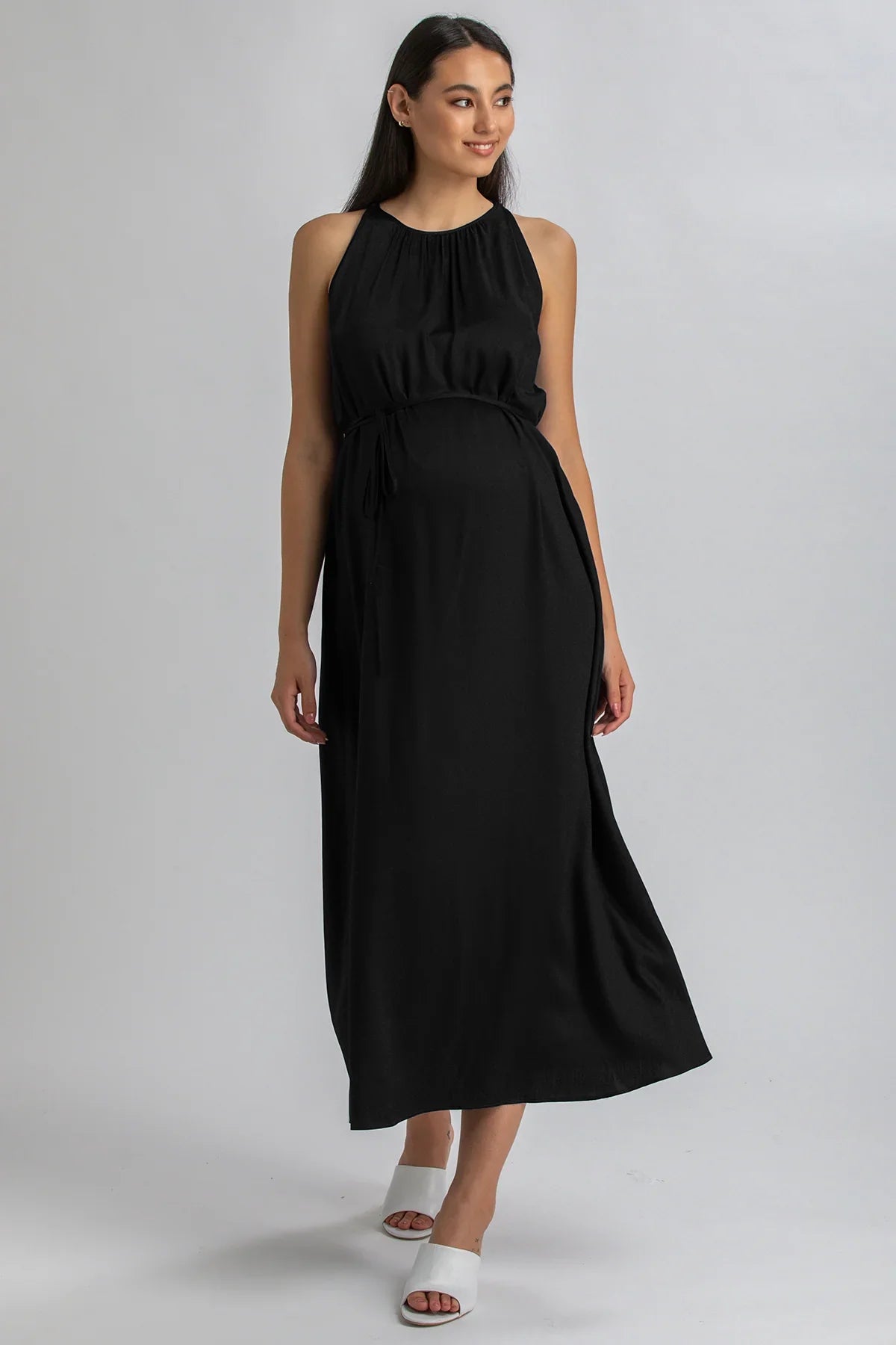 Abito premaman elegante nero lungo senza maniche con cintura, indossato da donna incinta