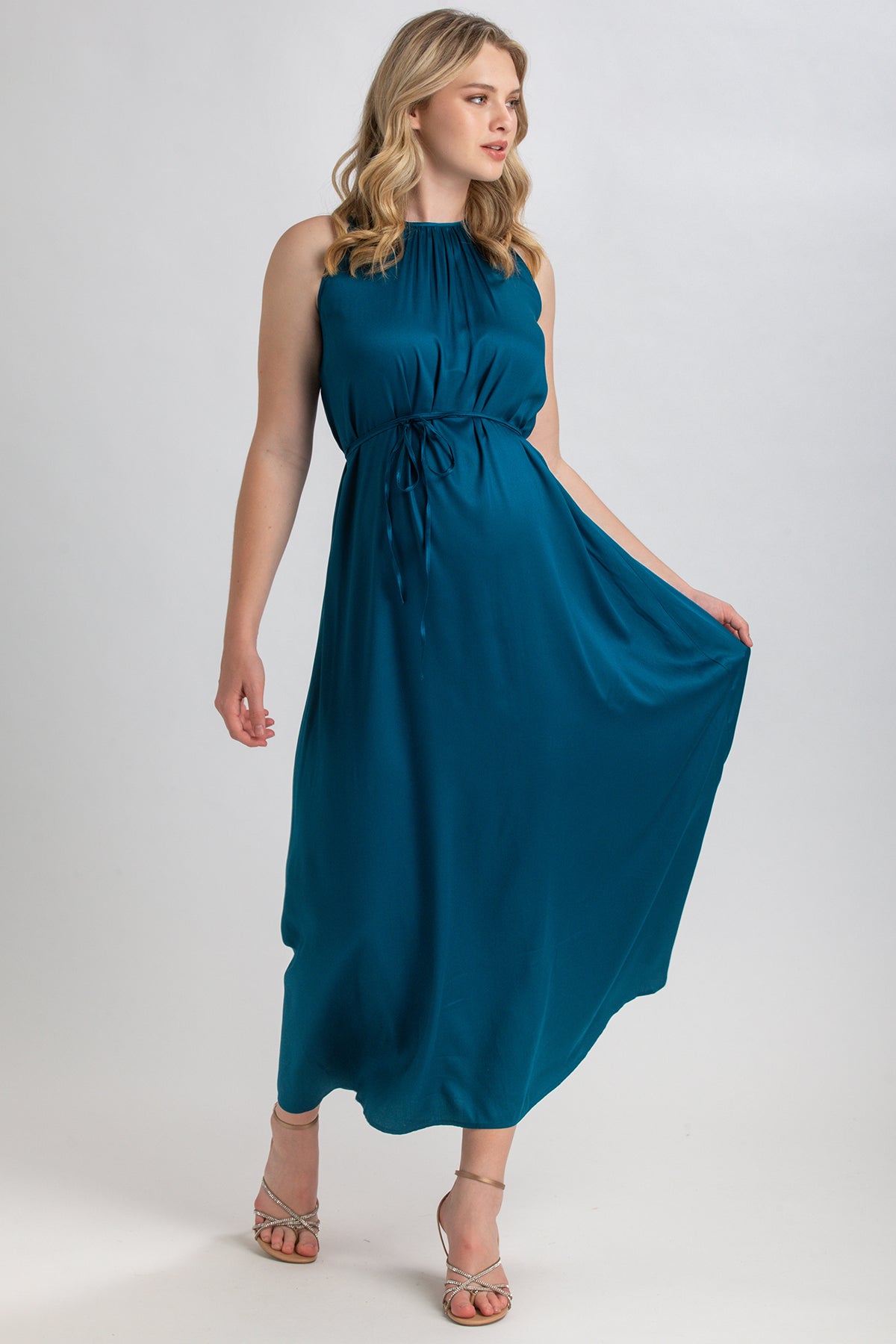 Abito premaman elegante lungo azzurro senza maniche, tessuto leggero, vestibilità confortevole.