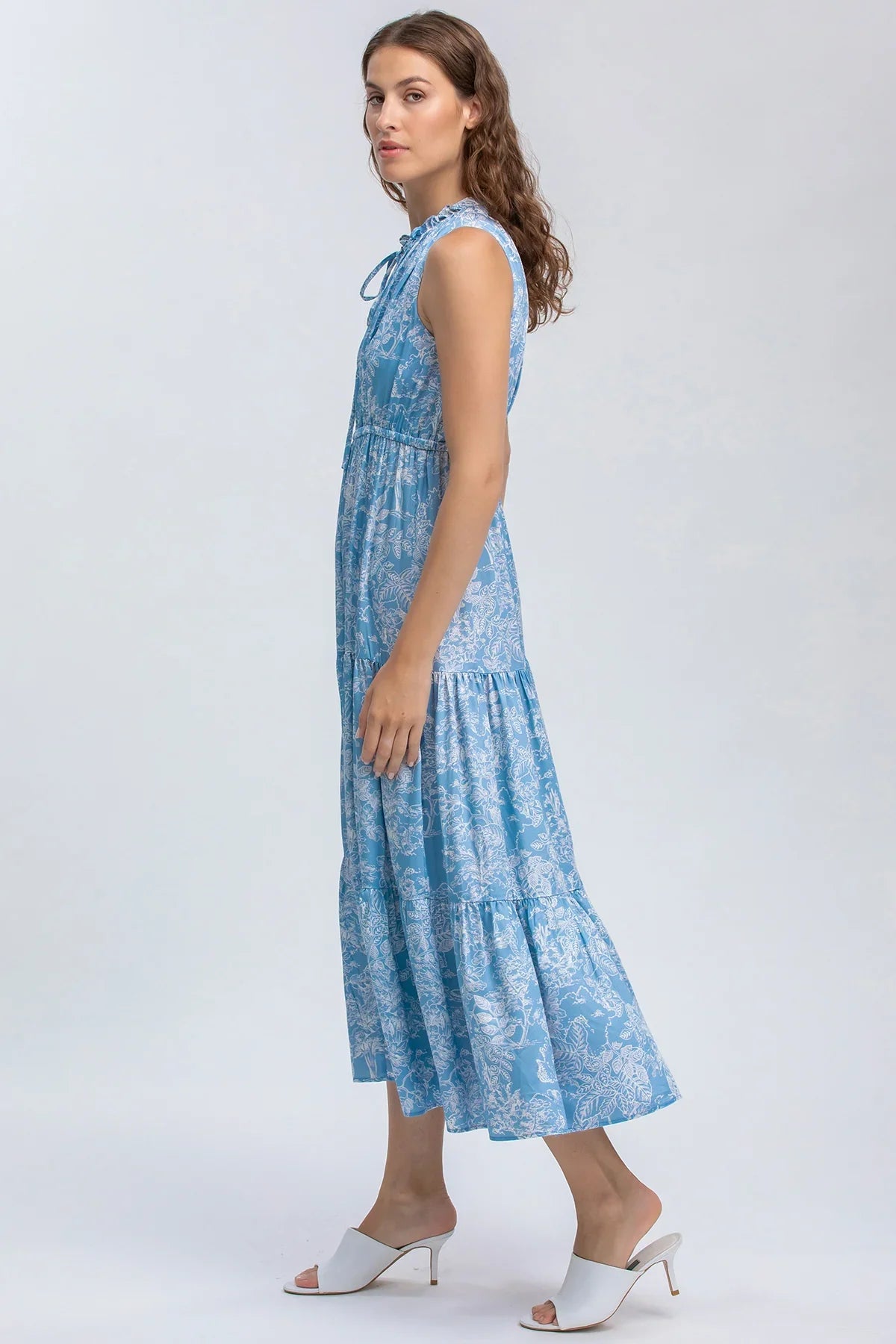 Vestito premaman elegante azzurro senza maniche con fantasia floreale, modello lungo.