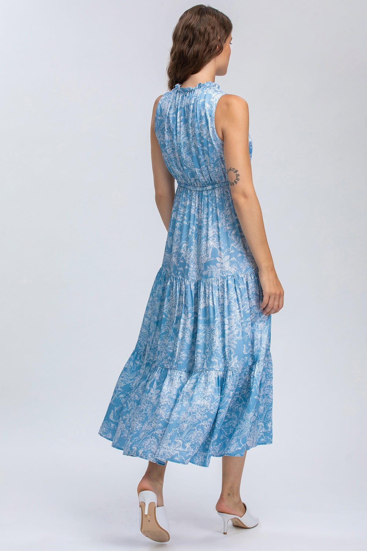 Abito premaman lungo senza maniche azzurro fantasia floreale, donna di spalle