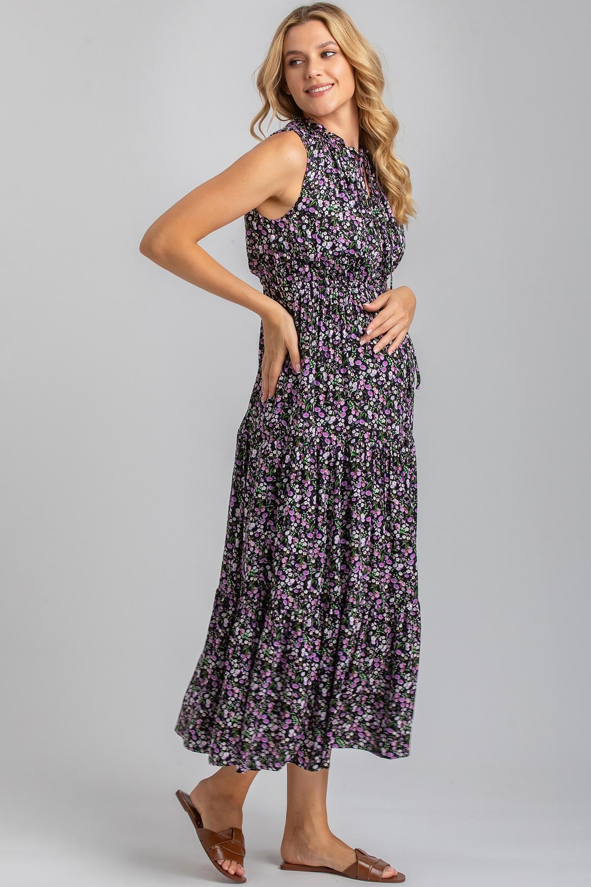 Vestito premaman lungo senza maniche a fiori lilla e viola, donna incinta sorridente