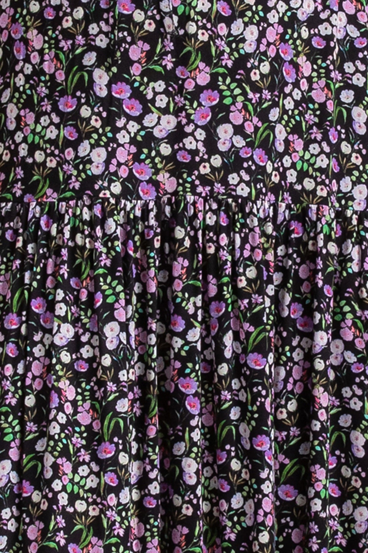 Tessuto di abito premaman nero con stampa floreale rosa e verde, dettaglio elegante.
