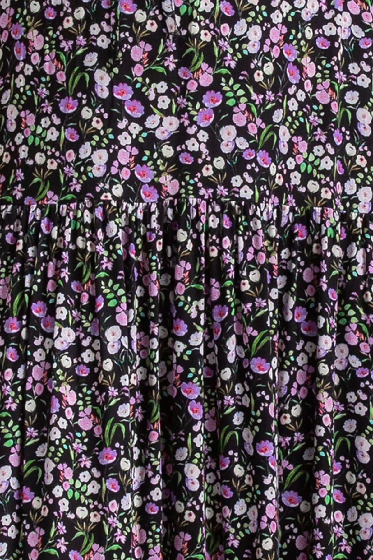 Tessuto di abito premaman nero con stampa floreale rosa e verde, dettaglio elegante.
