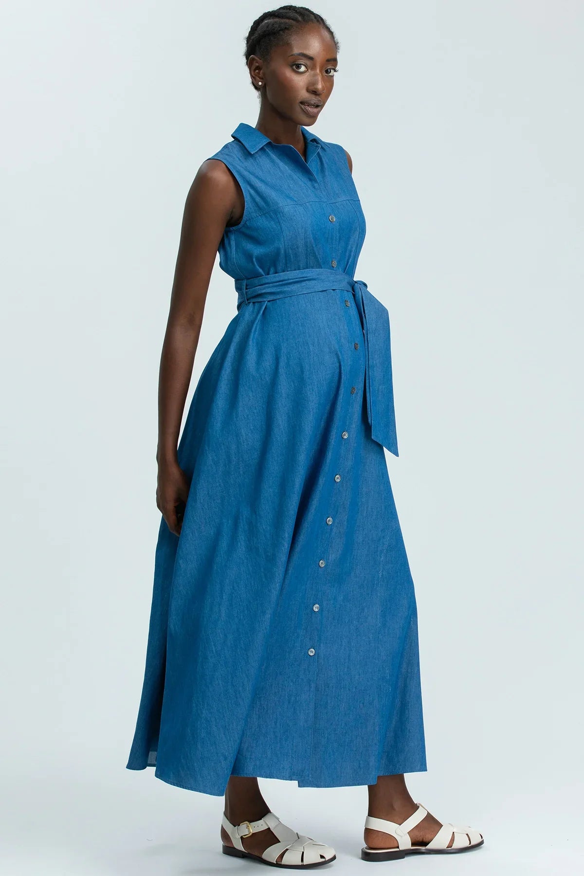 Abito premaman lungo in denim senza maniche con cintura, ideale per maternità