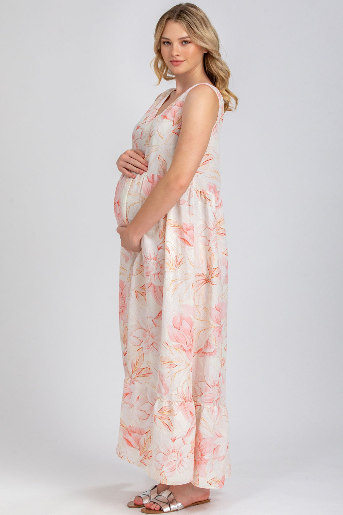 Donna in abito premaman lungo floreale rosa, stile elegante e confortevole