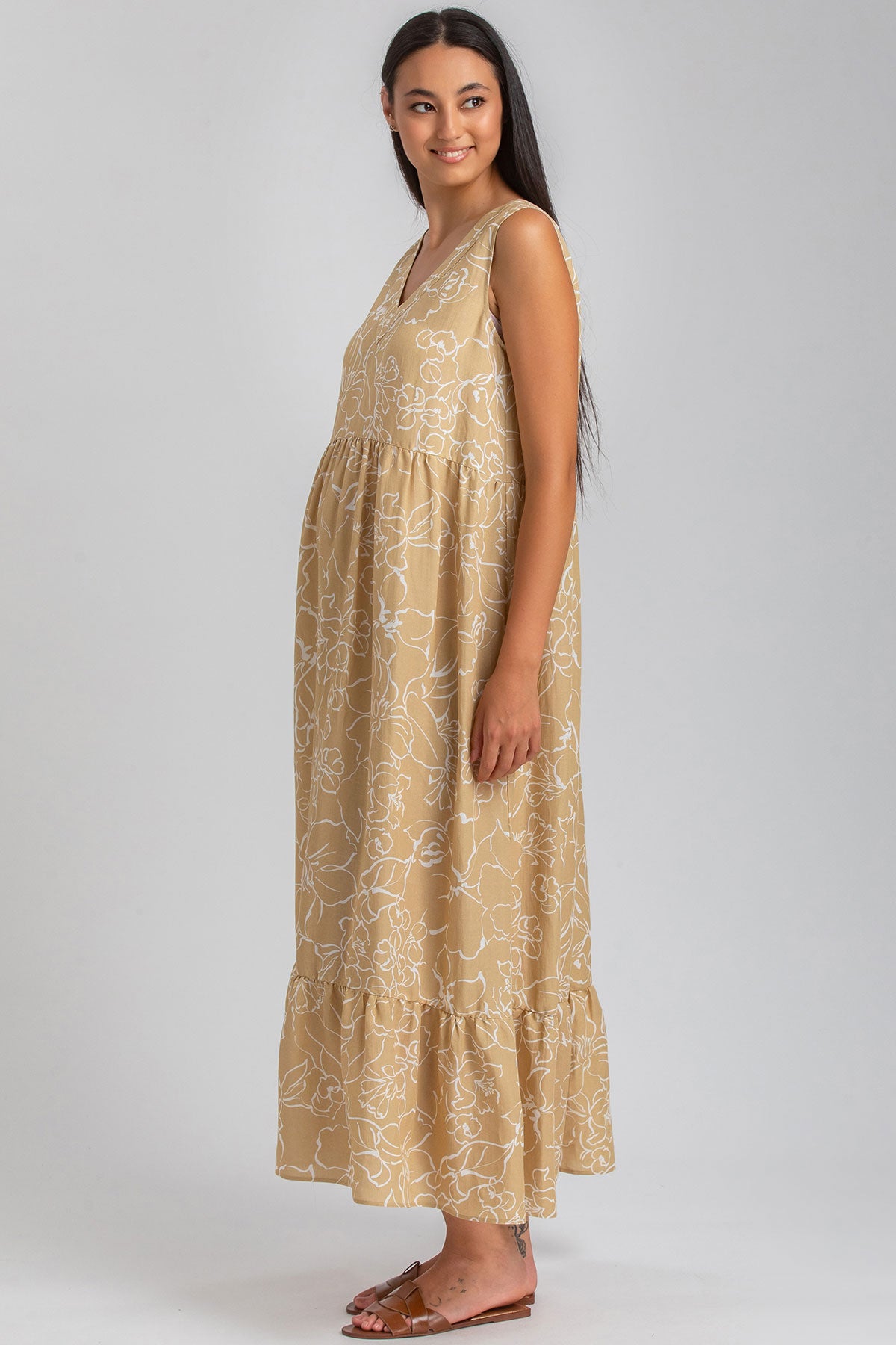 Abito premaman lungo senza maniche beige con motivo floreale bianco, vestibilità comoda