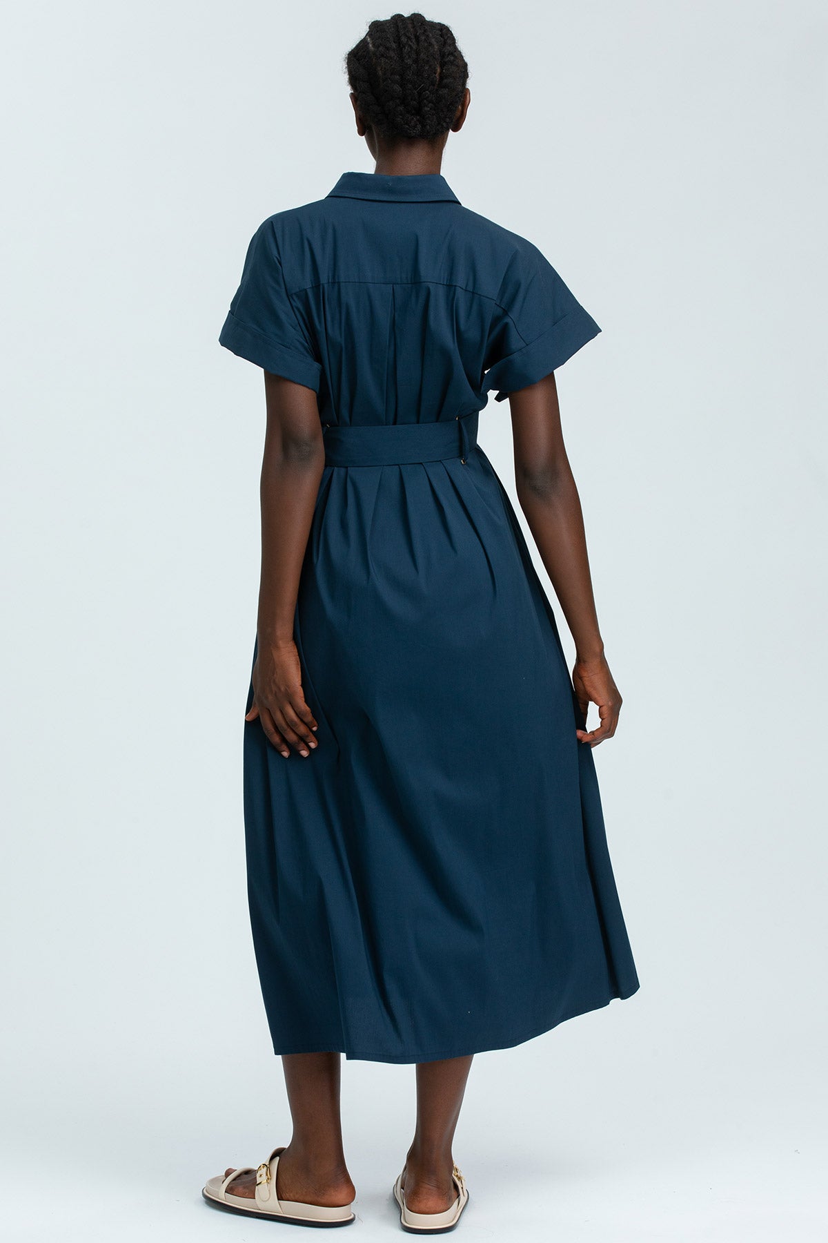 Abito premaman blu a maniche corte, lunghezza midi, visto da dietro, stile elegante.