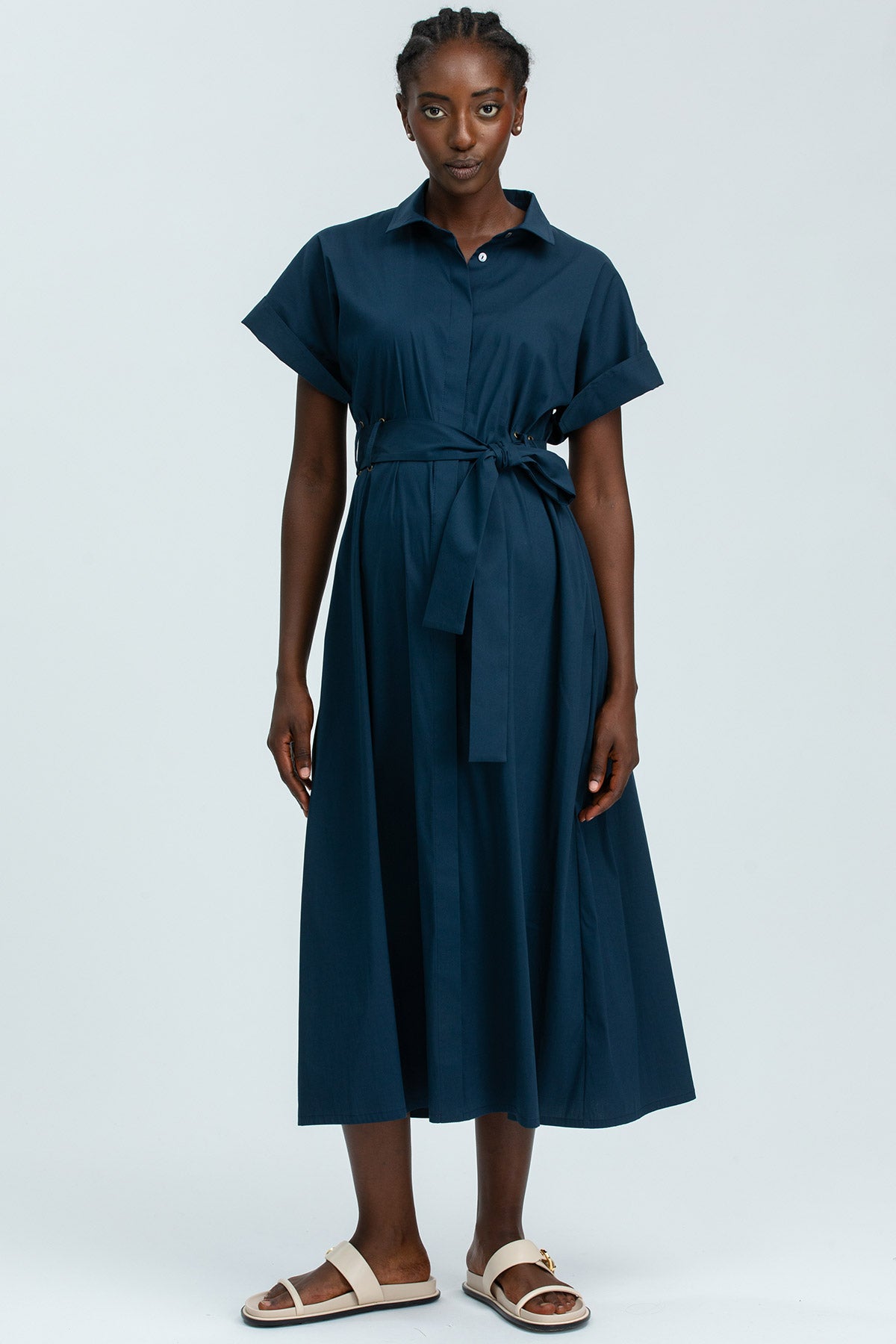Abito premaman blu elegante con cintura in vita, perfetto per gravidanza e maternità.