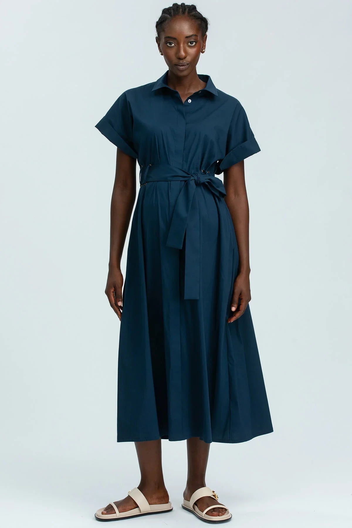 Abito premaman blu elegante con cintura in vita, perfetto per gravidanza e maternità.