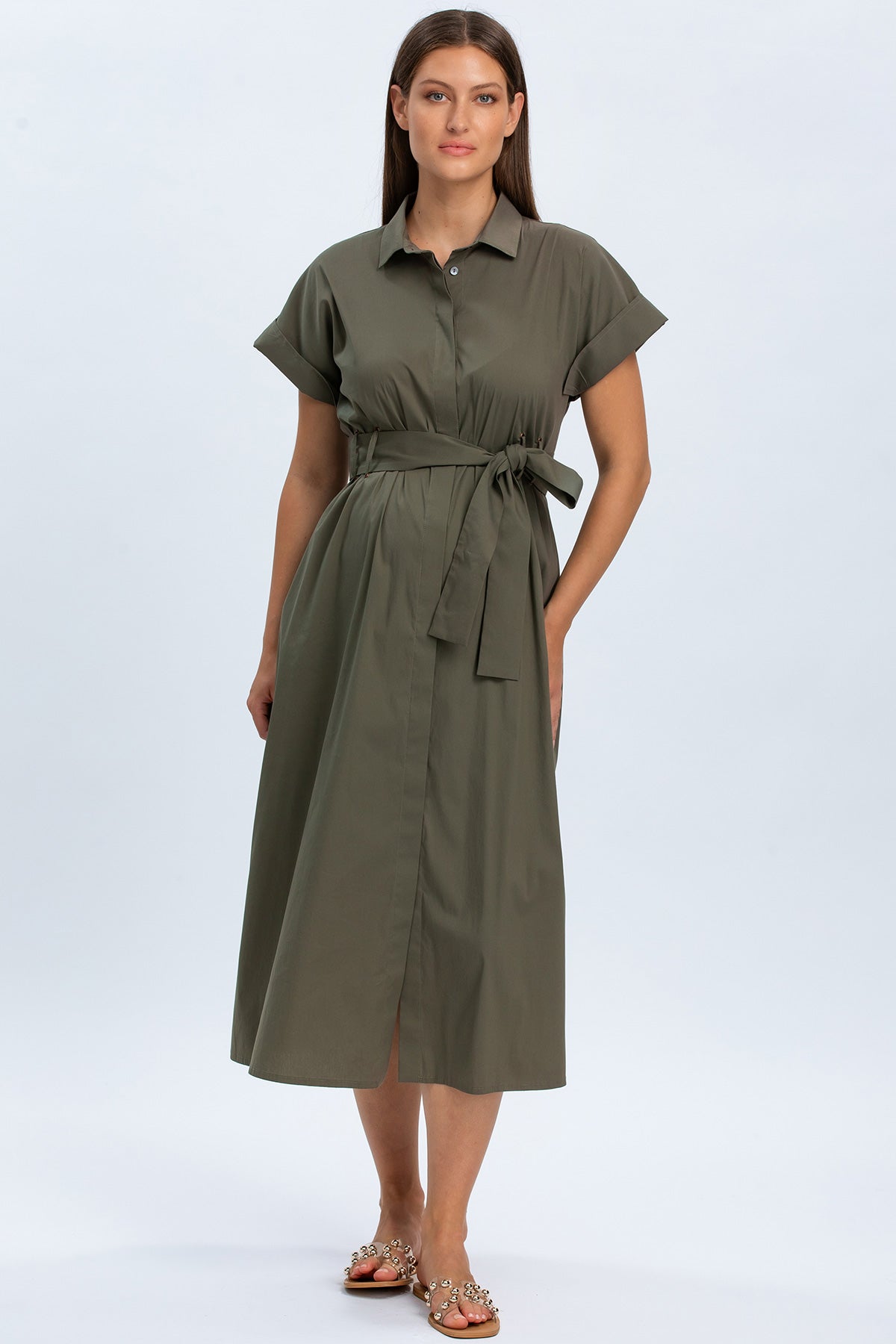 Abito premaman verde militare, maniche corte, cintura in vita, look elegante per gravidanza.