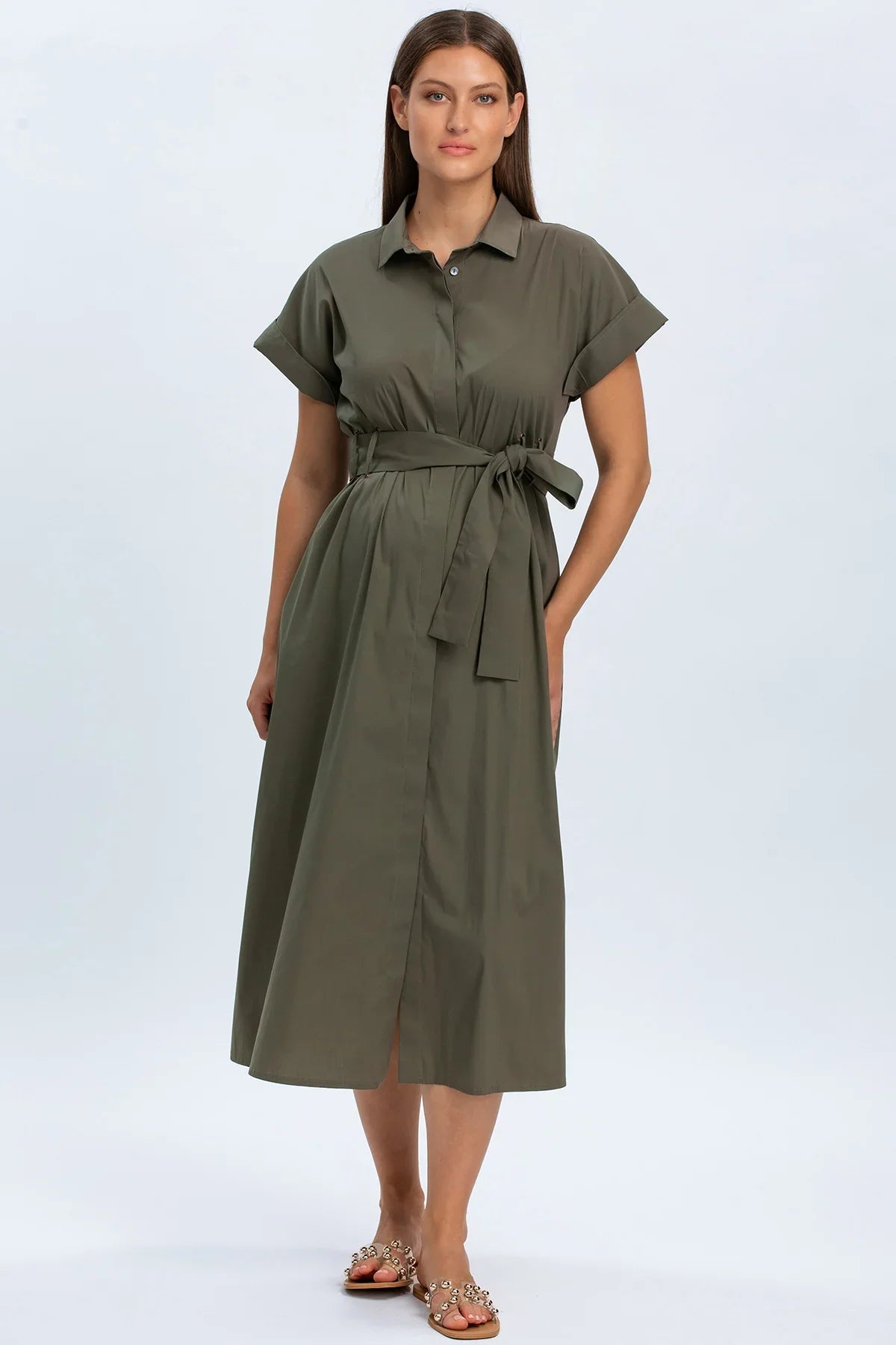 Abito premaman verde militare, maniche corte, cintura in vita, look elegante per gravidanza.