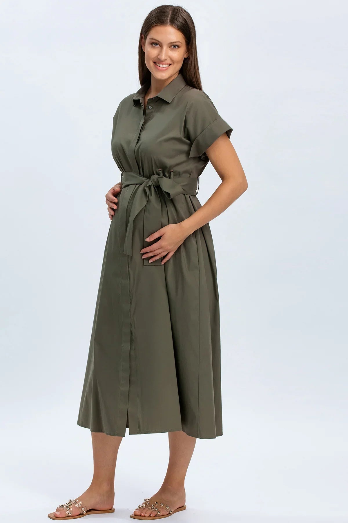 Abito premaman verde oliva con cintura in vita, ideale per gravidanza ed eleganza quotidiana.