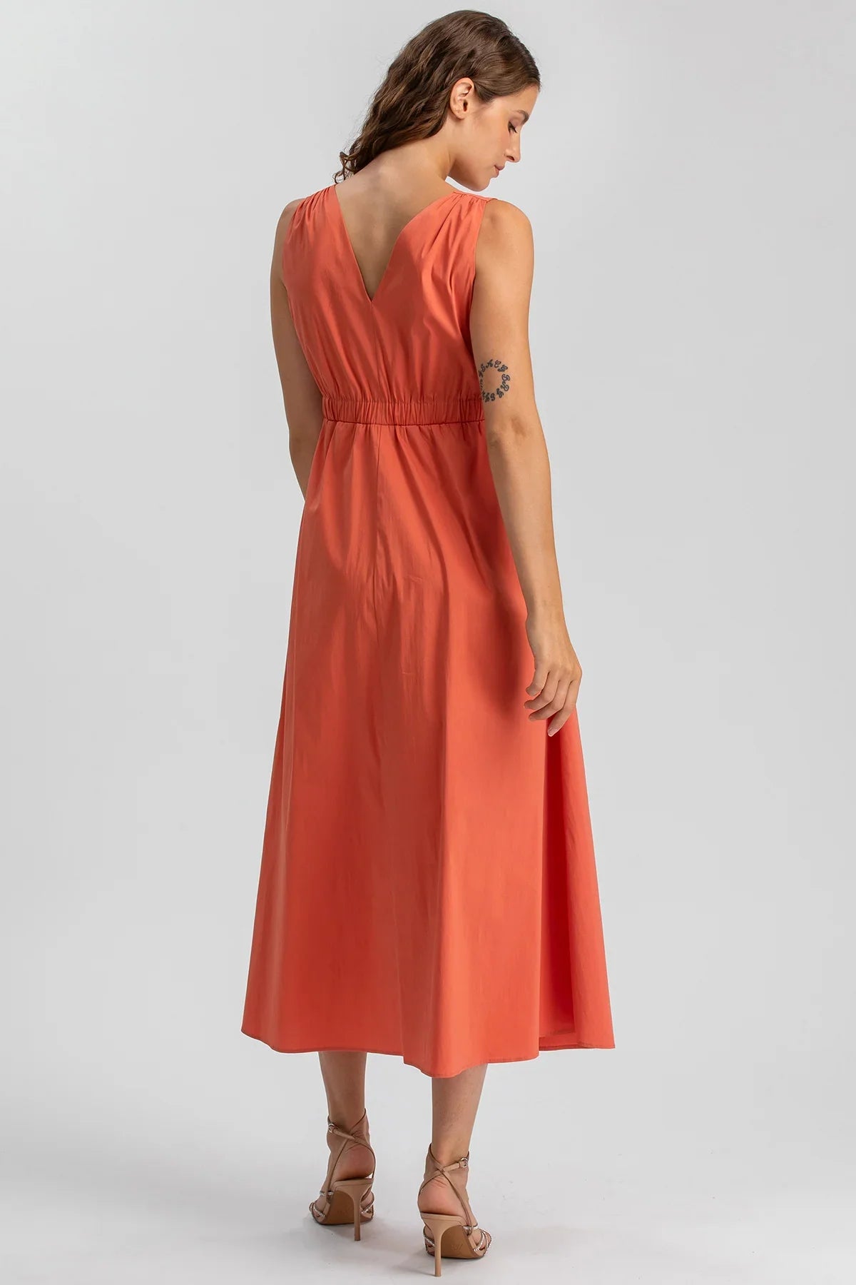 Abito premaman arancione smanicato con scollo a V e gonna lunga, elegante e confortevole