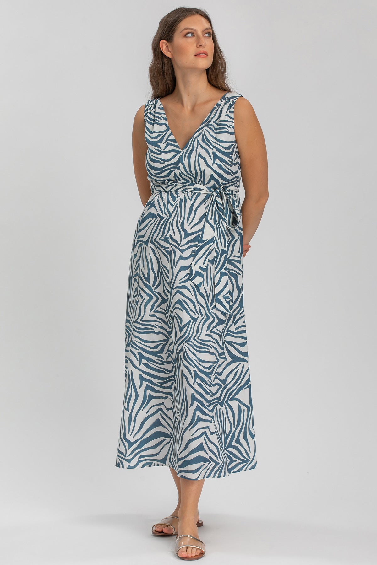 Abito premaman lungo senza maniche con stampa animalier, ideale per gravidanza elegante.