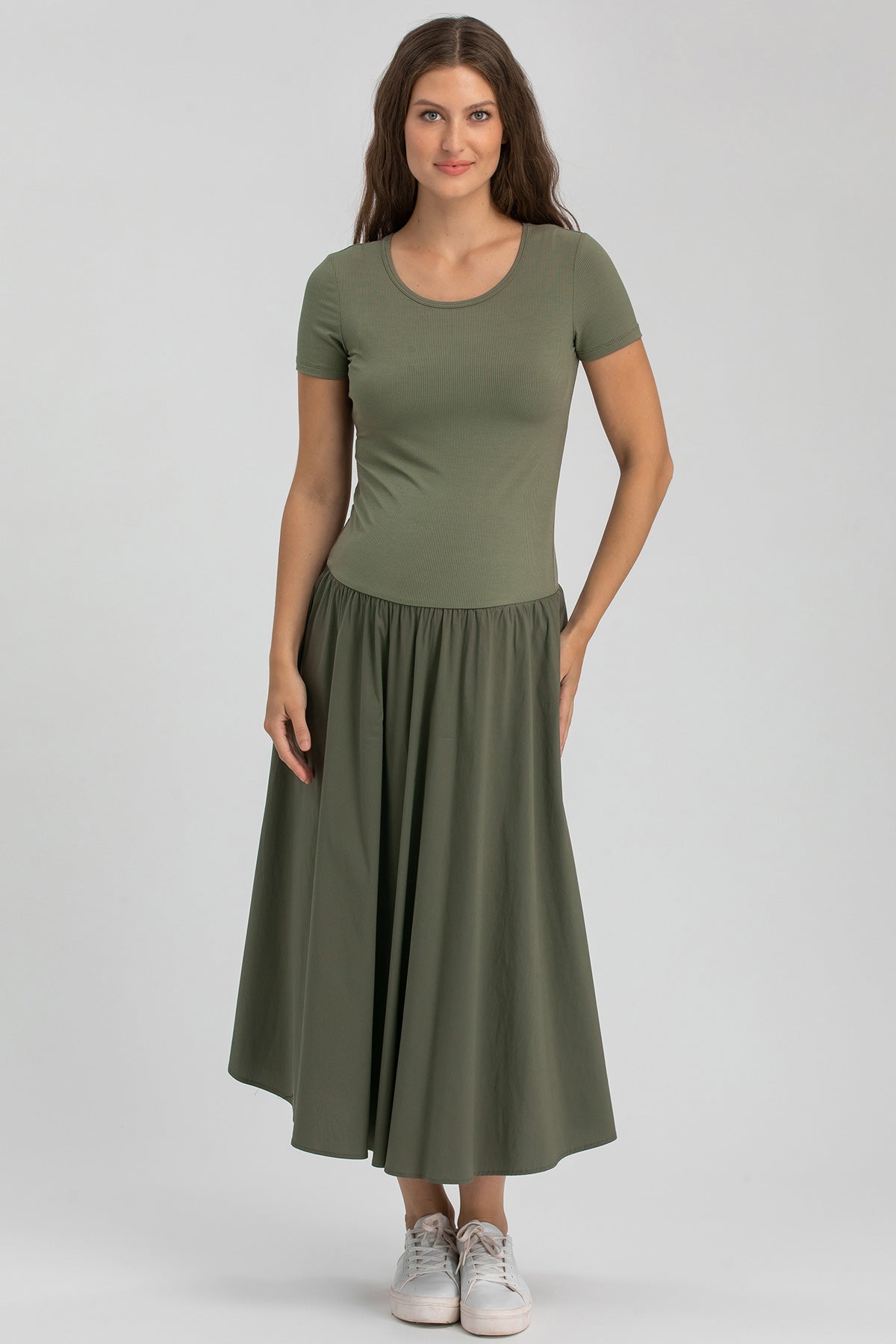 Abito premaman verde militare a maniche corte, lungo e confortevole, moda maternità