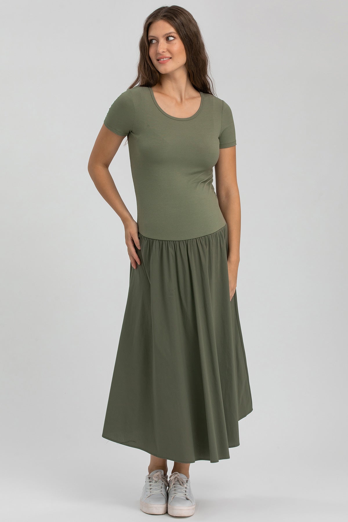Abito premaman verde oliva a maniche corte, stile casual, ideale per la gravidanza