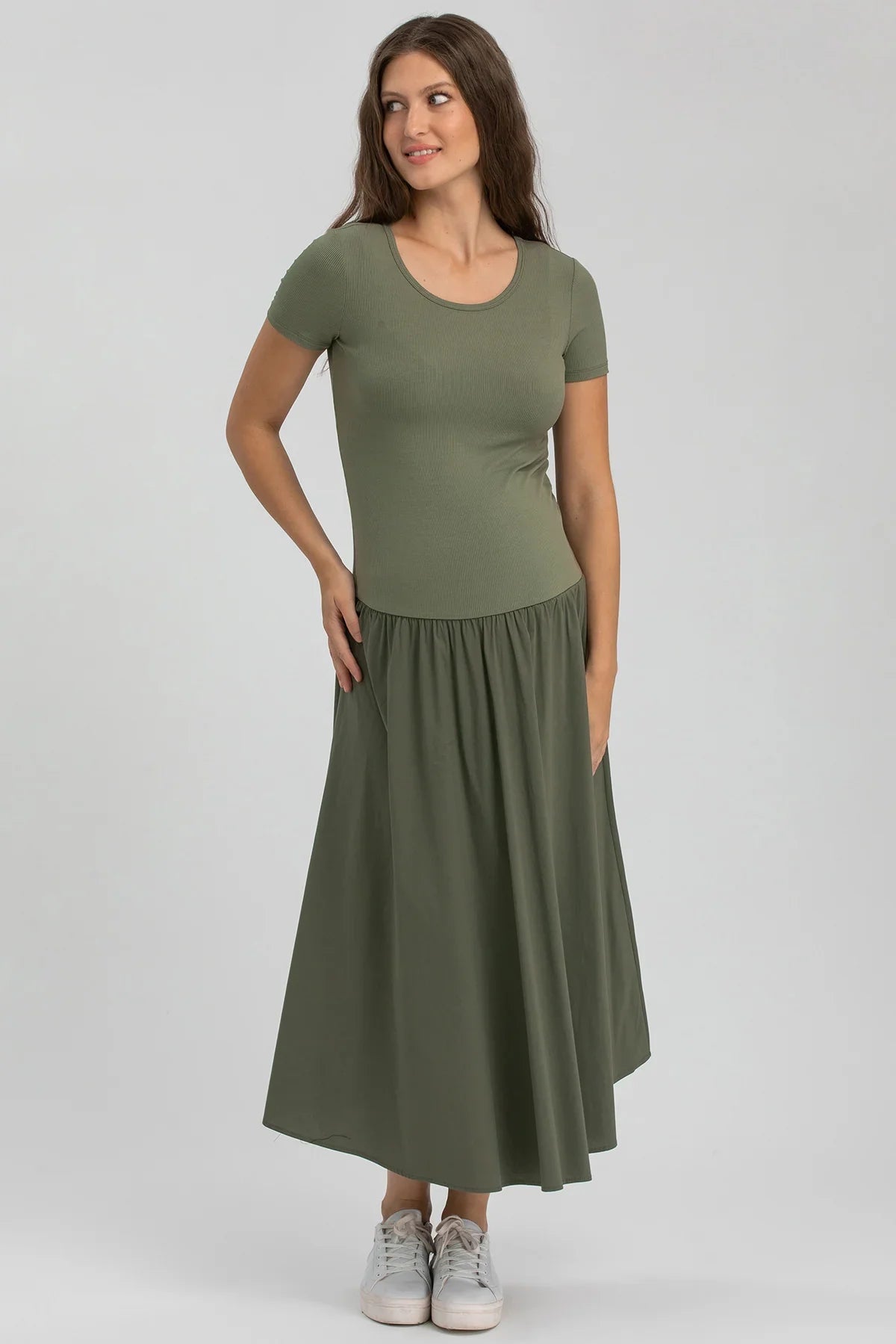 Abito premaman verde oliva a maniche corte, stile casual, ideale per la gravidanza