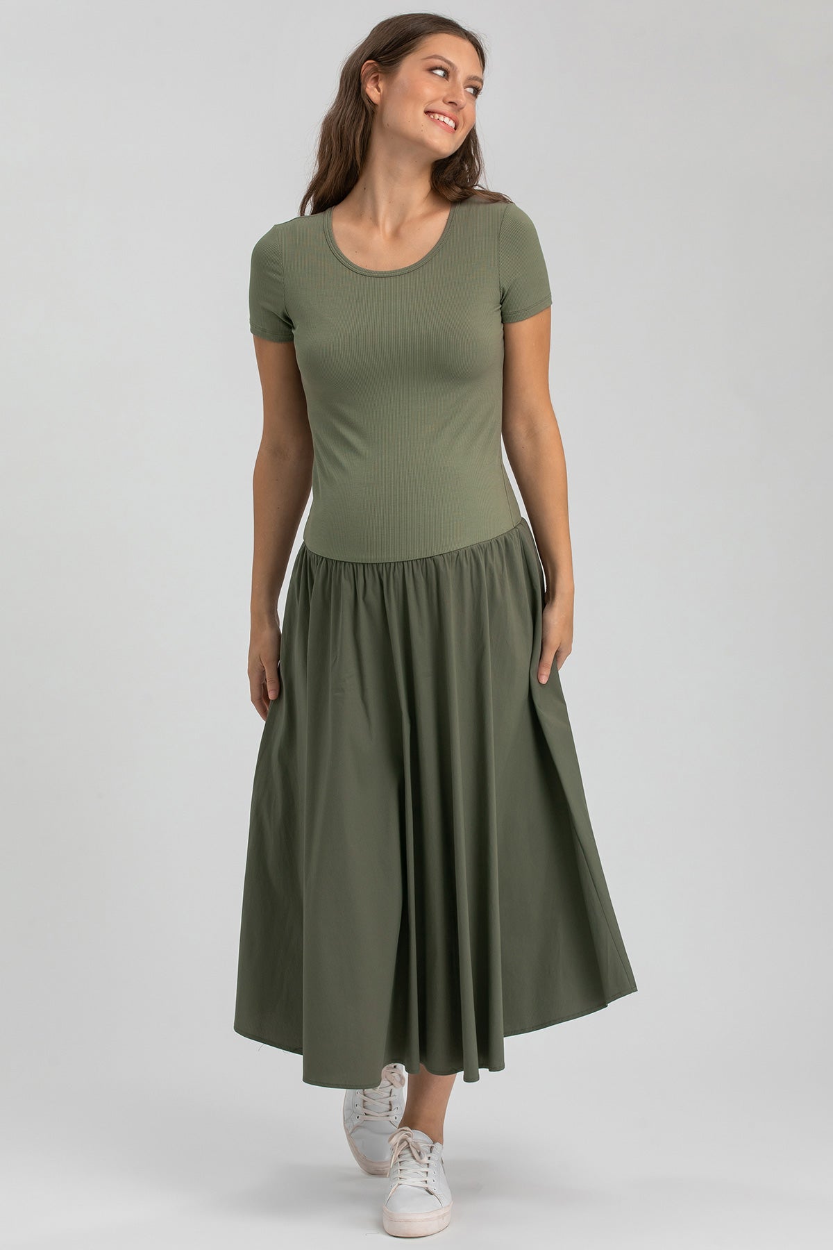 Abito premaman verde militare a maniche corte, vestibilità comoda ed elegante