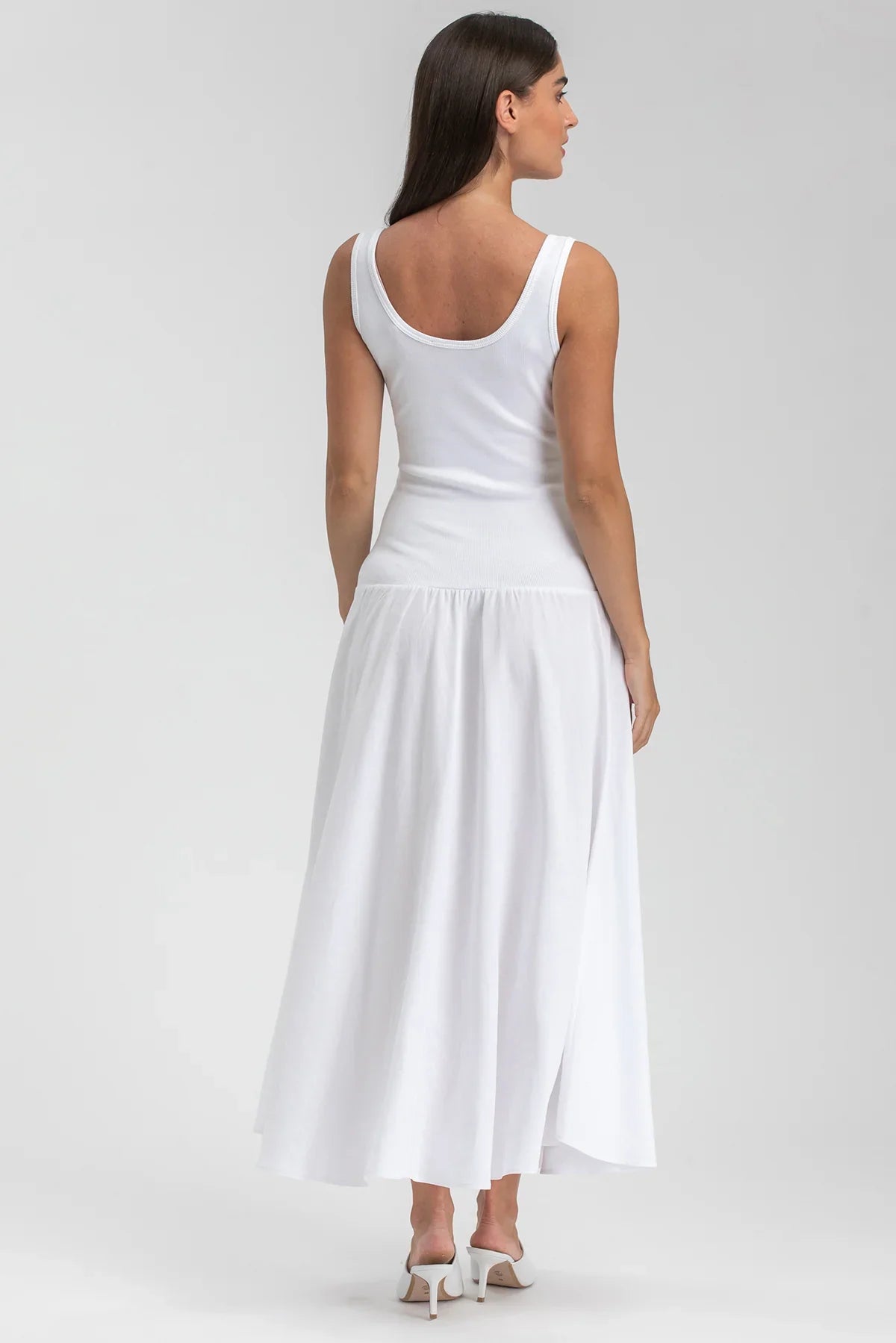 Abito premaman bianco lungo senza maniche, vestibilità comoda ed elegante.