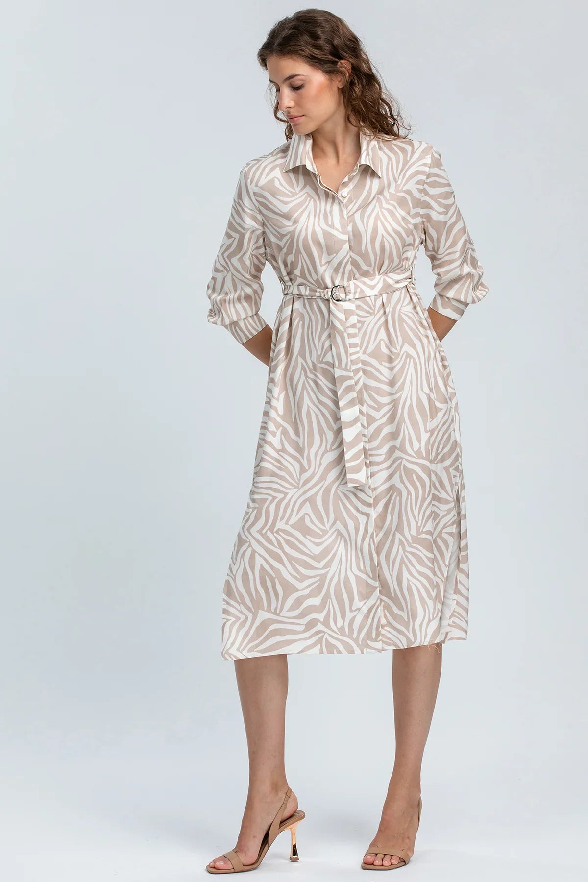 Abito premaman camicia stampa zebrata beige chiaro, maniche lunghe, elegante e confortevole.