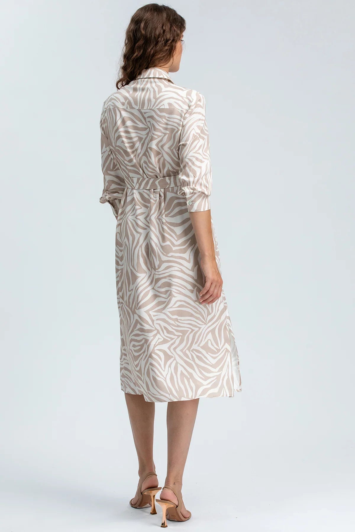 Abito premaman camicia fantasia animalier beige e bianca, maniche lunghe, vista posteriore.