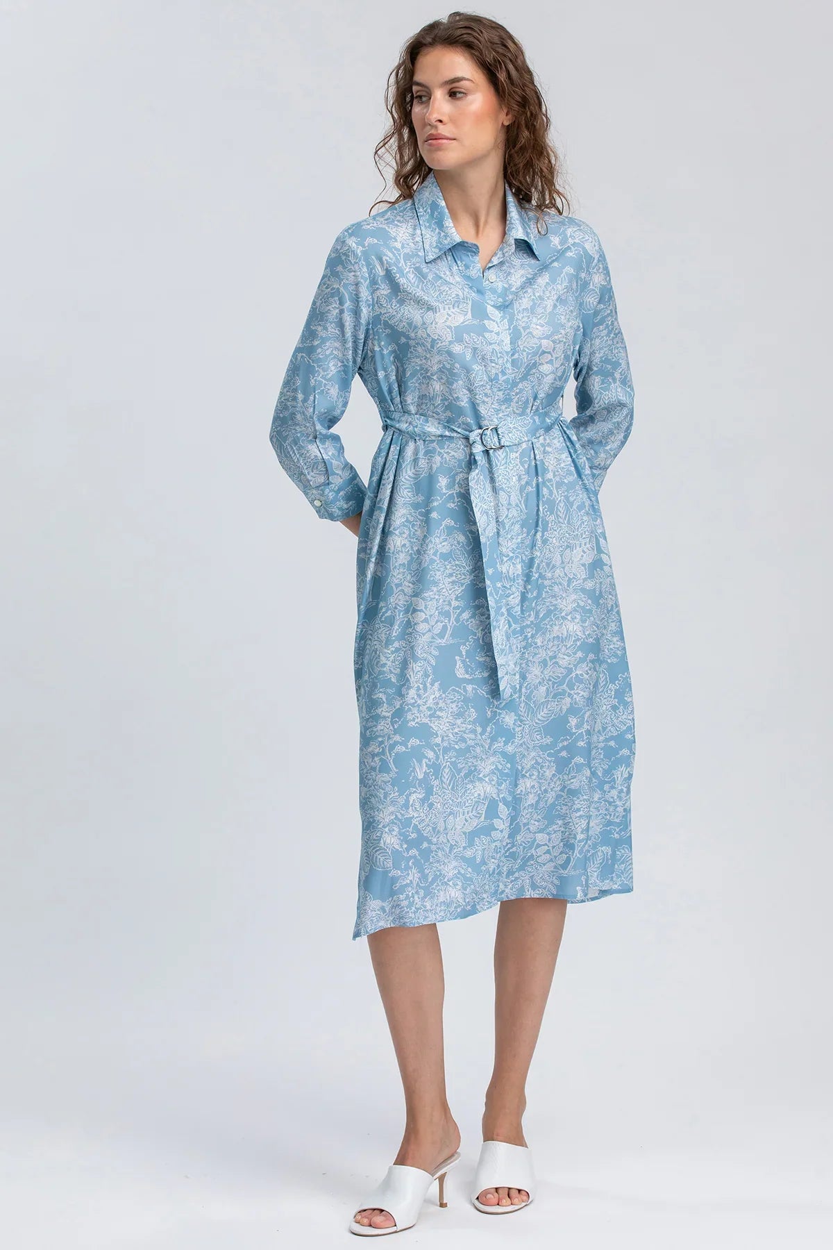 Abito premaman camicia azzurro a fantasia floreale con cintura, donna in piedi
