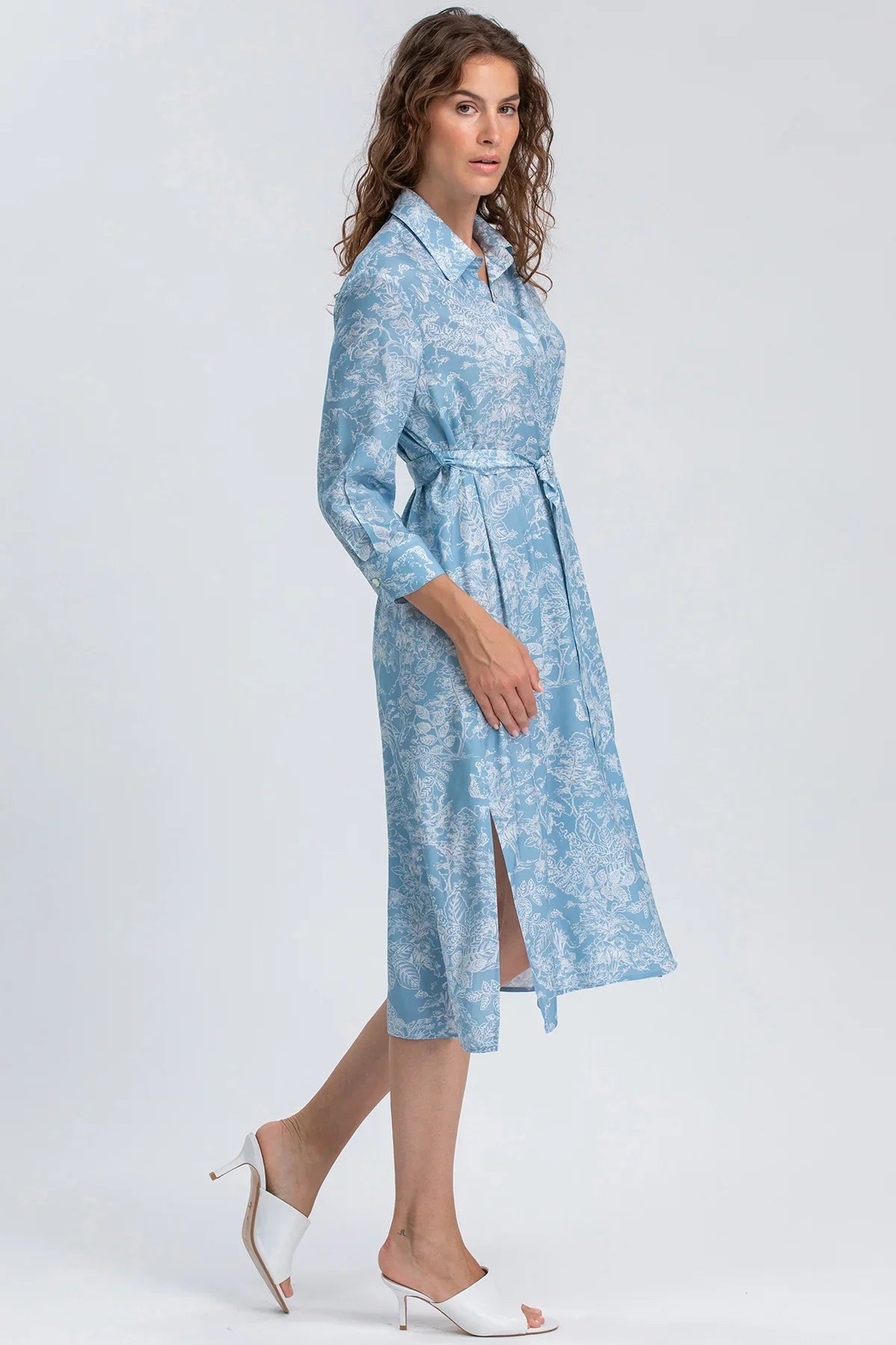Abito premaman azzurro a fiori con cintura e spacco, stile elegante per gravidanza
