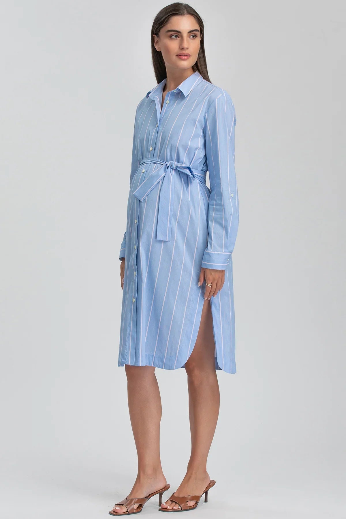 Abito camicia premaman azzurro a righe con cintura in vita, moda gravidanza elegante.