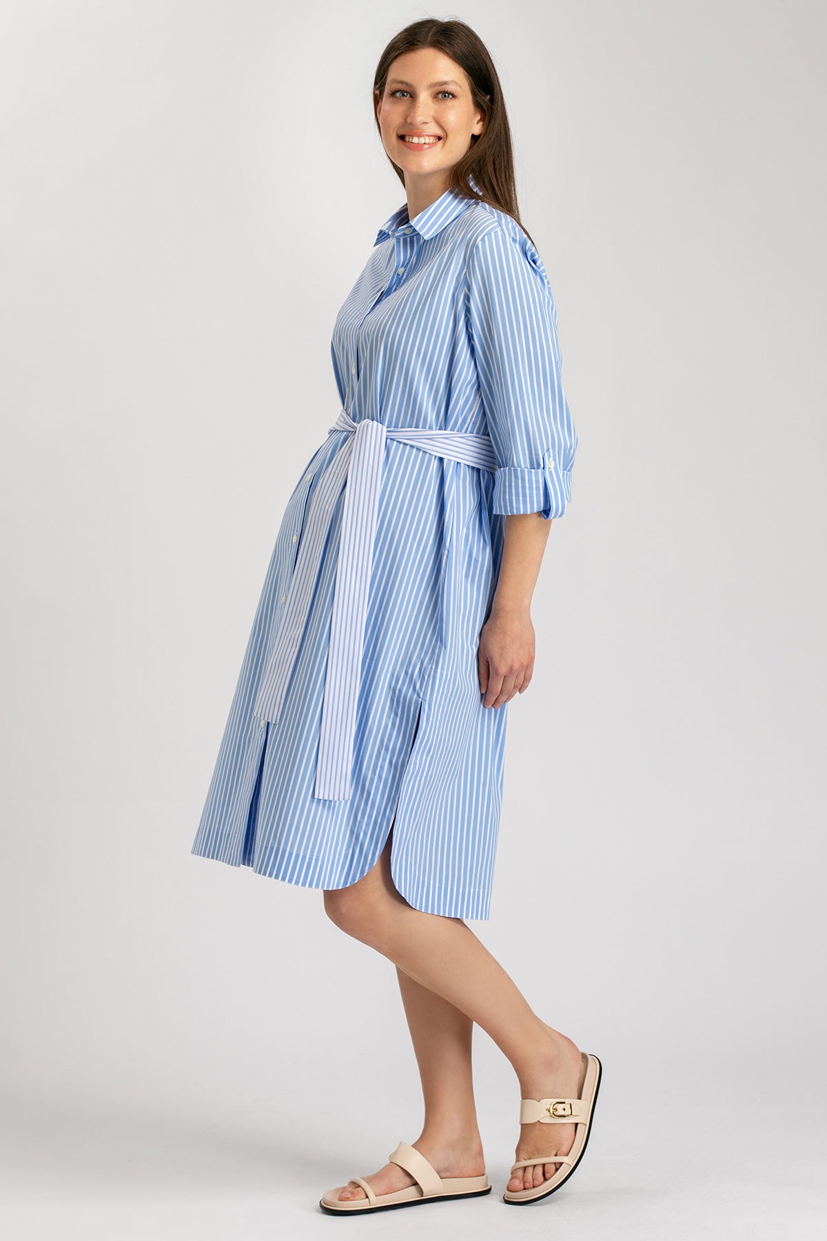 Donna incinta con vestito premaman camicia a righe azzurre, maniche arrotolate, cintura in vita