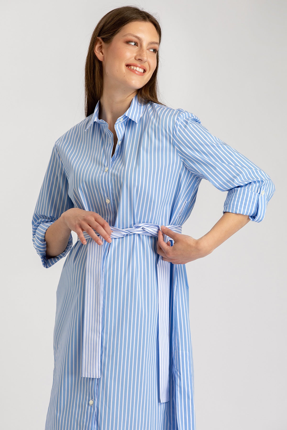 Camicia premaman a righe azzurre e bianche con cintura, abbigliamento gravidanza elegante.