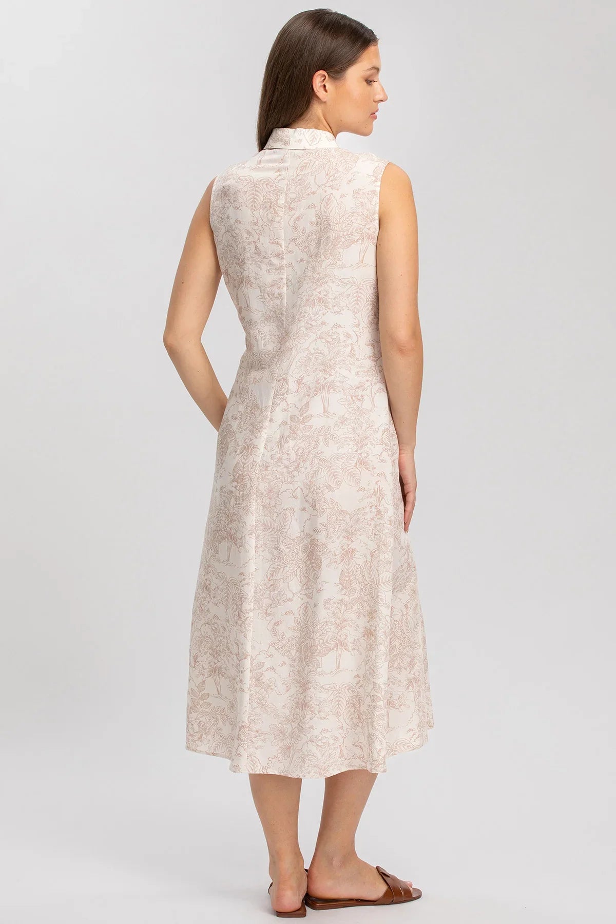 Abito premaman senza maniche, fantasia floreale chiara, vestibilità comoda ed elegante.