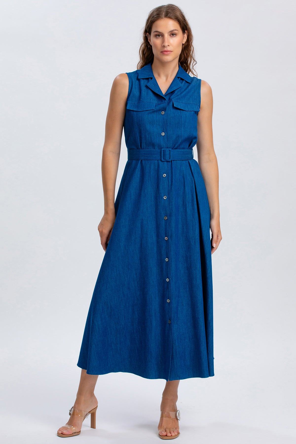 Vestito premaman lungo in denim blu senza maniche con cintura e bottoni frontali