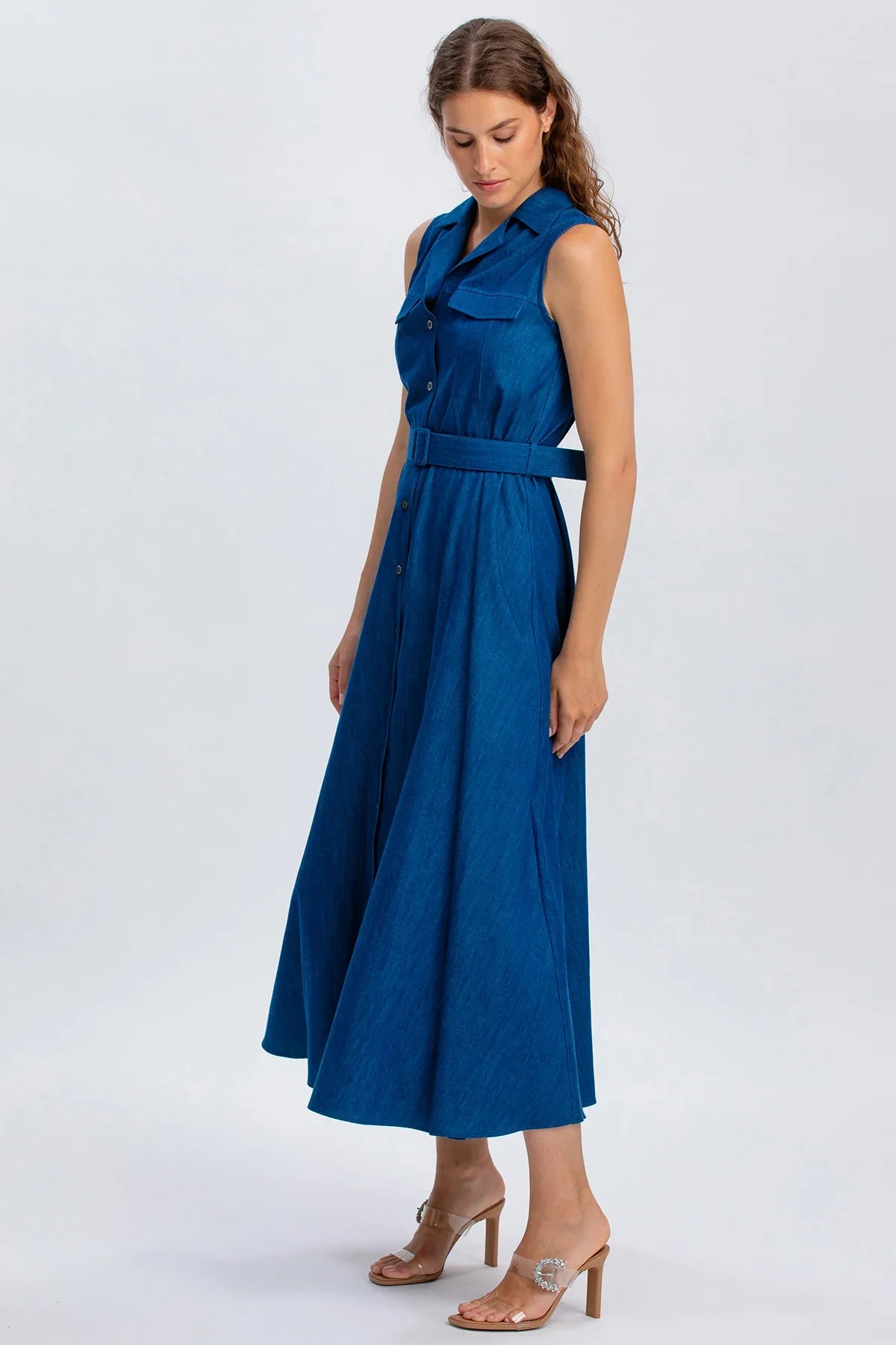 Abito premaman lungo senza maniche in denim blu con cintura, moda gravidanza elegante