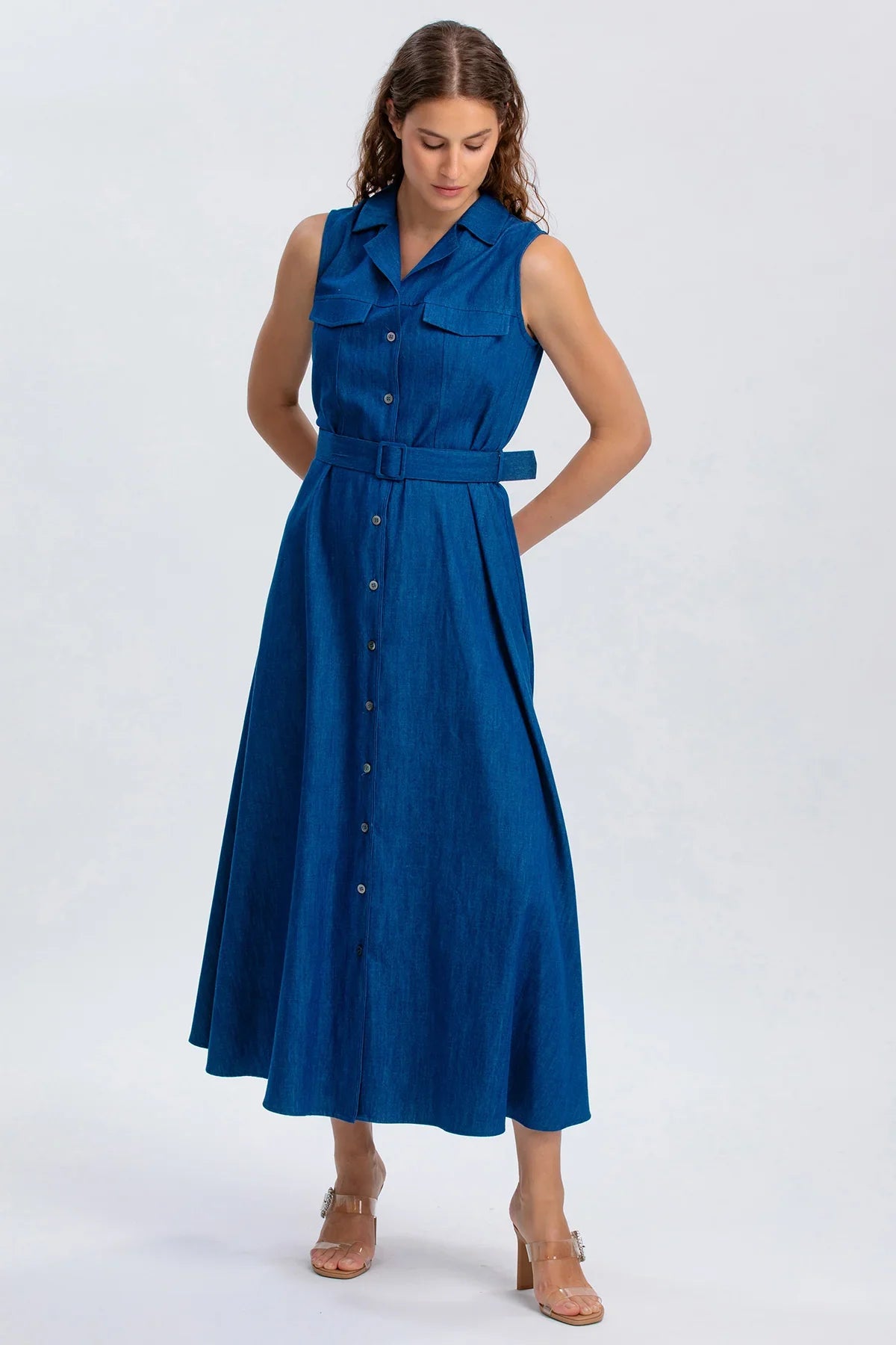 Abito premaman senza maniche in denim blu con cintura e bottoni, moda maternità elegante