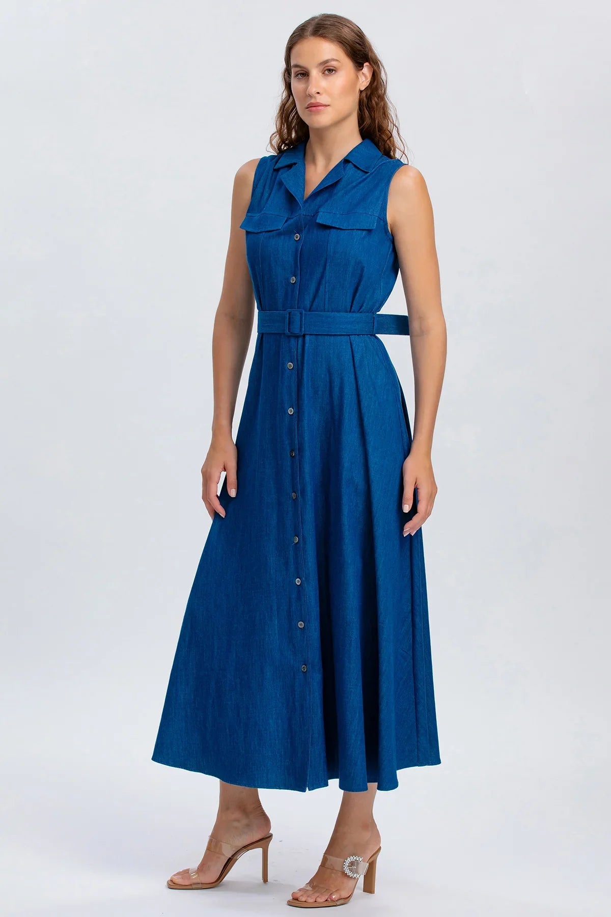 Abito premaman in denim blu smanicato con cintura, perfetto per gravidanza elegante