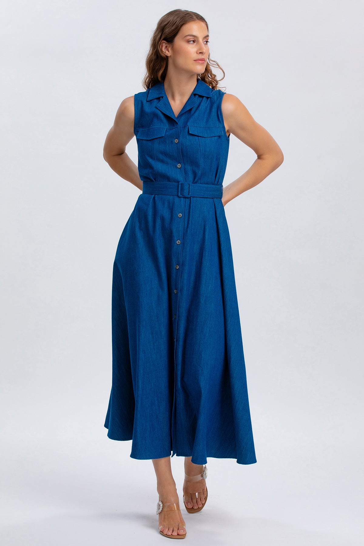 Abito premaman lungo senza maniche in denim blu con cintura, moda maternità elegante