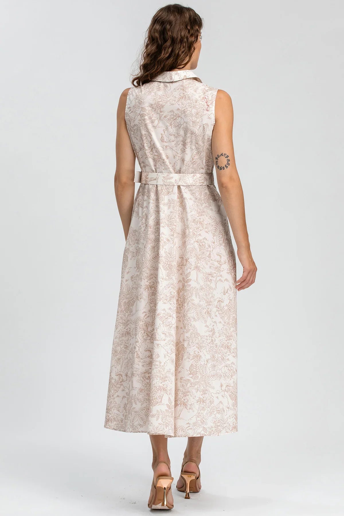 Abito premaman lungo senza maniche, fantasia floreale beige, elegante e versatile.