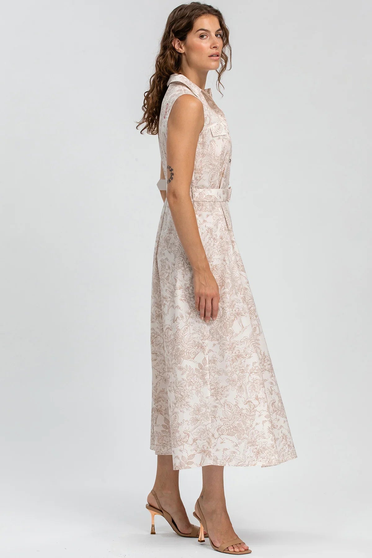 Vestito premaman lungo senza maniche beige con stampa floreale, ideale per gravidanza