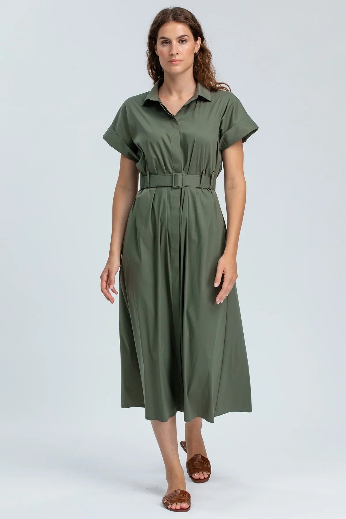 Abito premaman verde militare con cintura, maniche corte e taglio midi elegante.