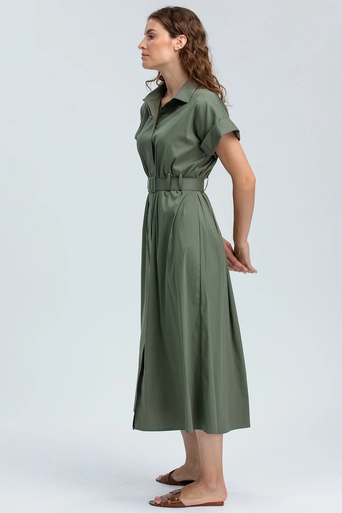 Abito premaman verde militare, maniche corte, cintura in vita, stile elegante e confortevole