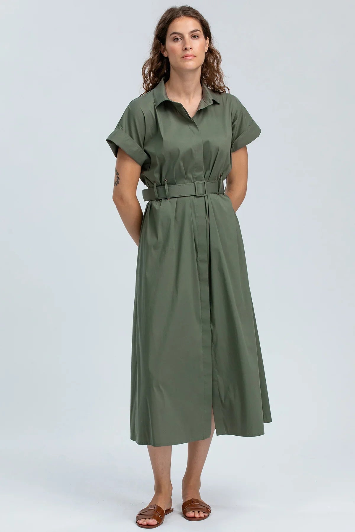 Abito premaman verde oliva a maniche corte con cintura, modello lungo elegante