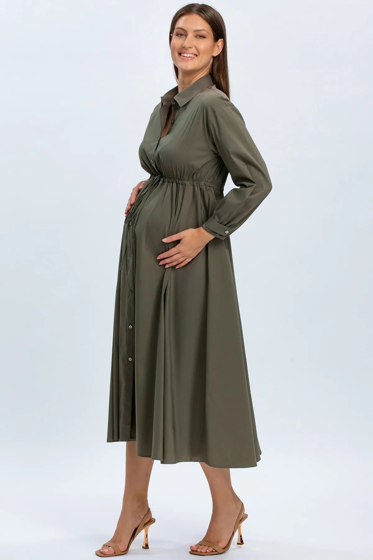 Abito premaman verde oliva con bottoni e maniche lunghe, moda maternità elegante