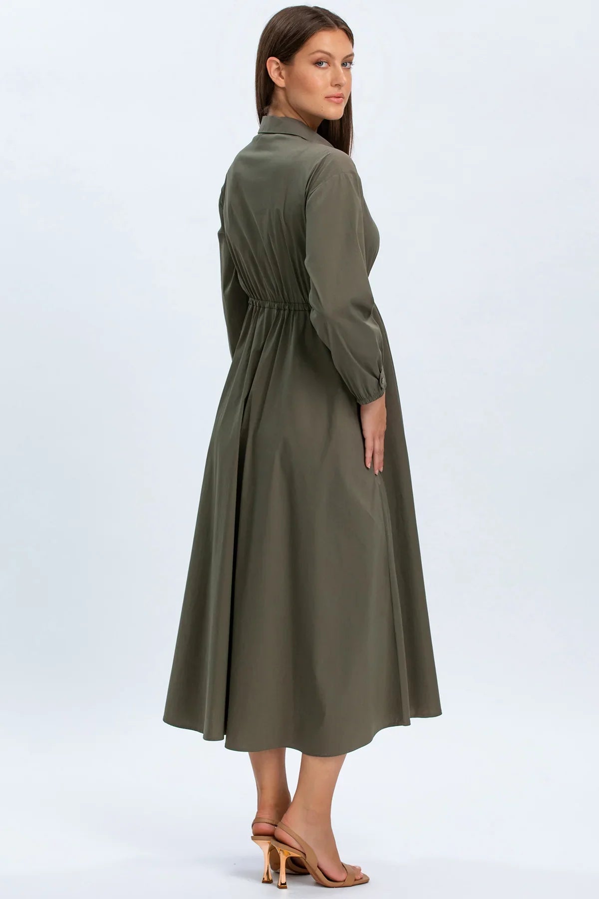 Abito premaman lungo verde oliva a maniche lunghe, moda maternità elegante.